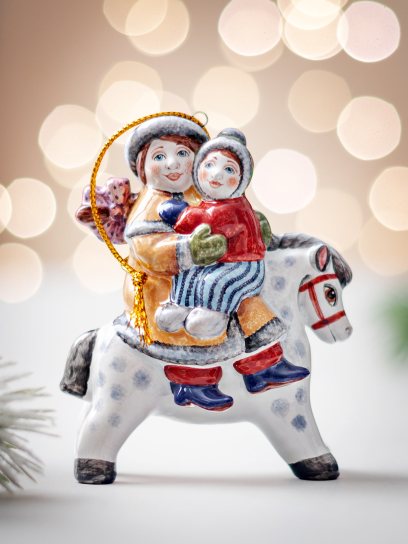 Елочная игрушка «Вдвоем на лошадке» Форма: Вдвоем на лошадке. Майолика. 80 x 100 мм.