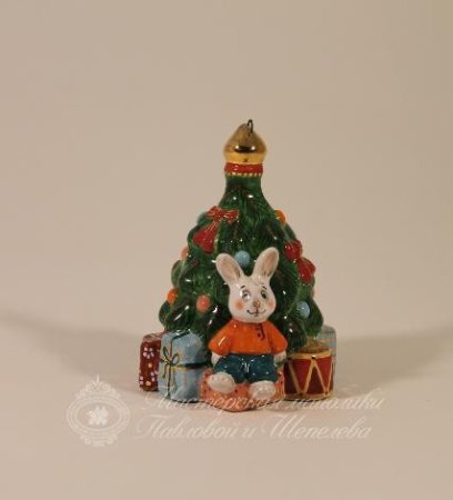Елочная игрушка «Елка с зайчиком» Майолика. 65 x 85 мм.