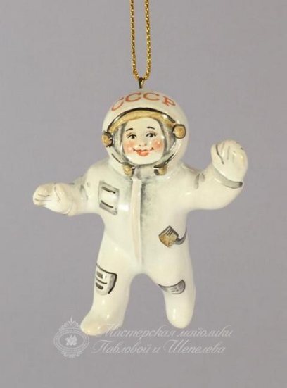 Елочная игрушка «Космонавтик» Майолика. 80 x 60 мм.