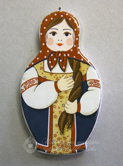 Елочная игрушка «Матрешка-девочка» Майолика. 53 x 93 мм.