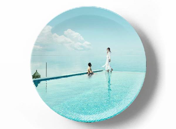 Бассейн и девушка