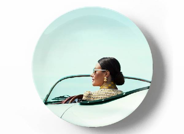 Девушка в очках в автомобиле