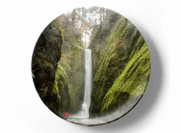 Водопад, утопающий в зелени