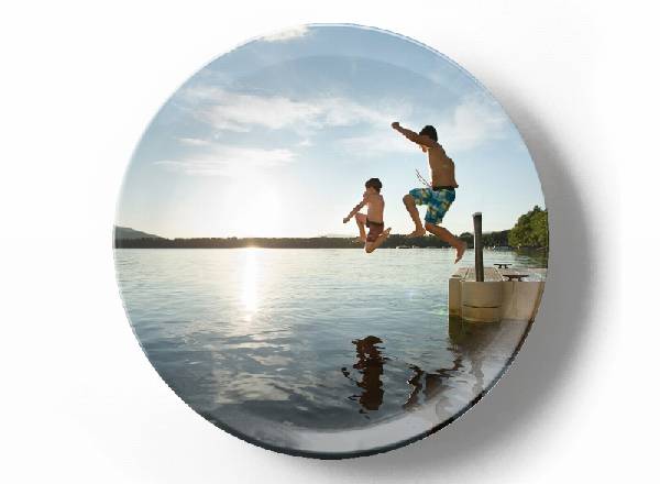 Мальчики плавают