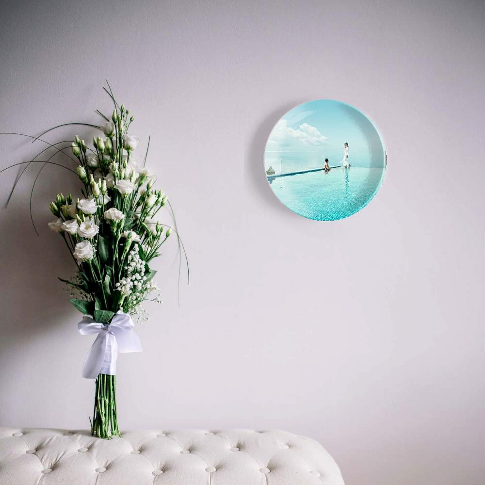 Бассейн и девушка — Эрик Алмас