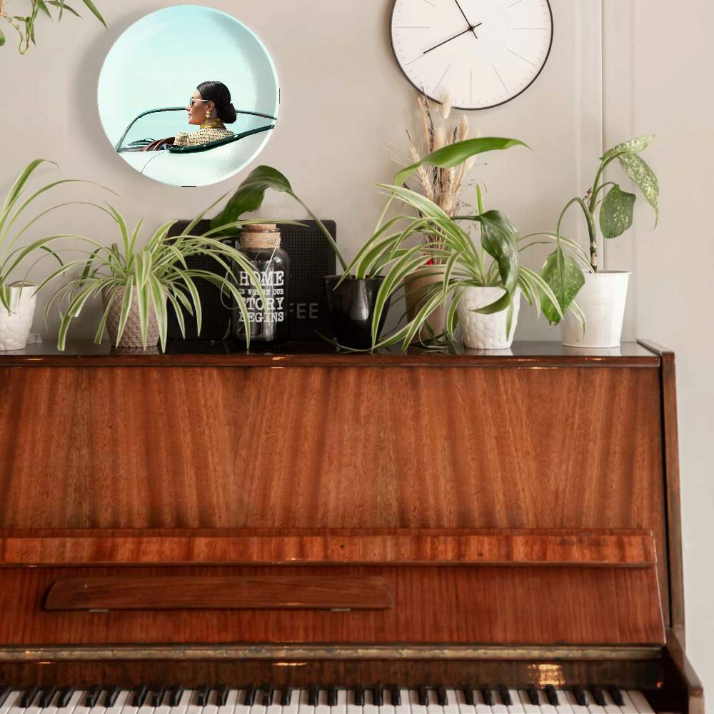 Девушка в очках в автомобиле — Эрик Алмас