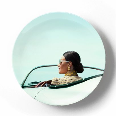 Декоративная тарелка Эрик Алмас Девушка в очках в автомобиле