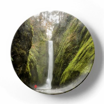 Декоративная тарелка Пит Барретт Водопад, утопающий в зелени